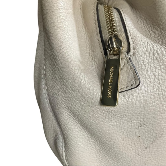 👜 Michael Kors Pebbled Leather Shoulder Bag — Ivory w/ Gold Chain Hardware - Picture 3 of 11